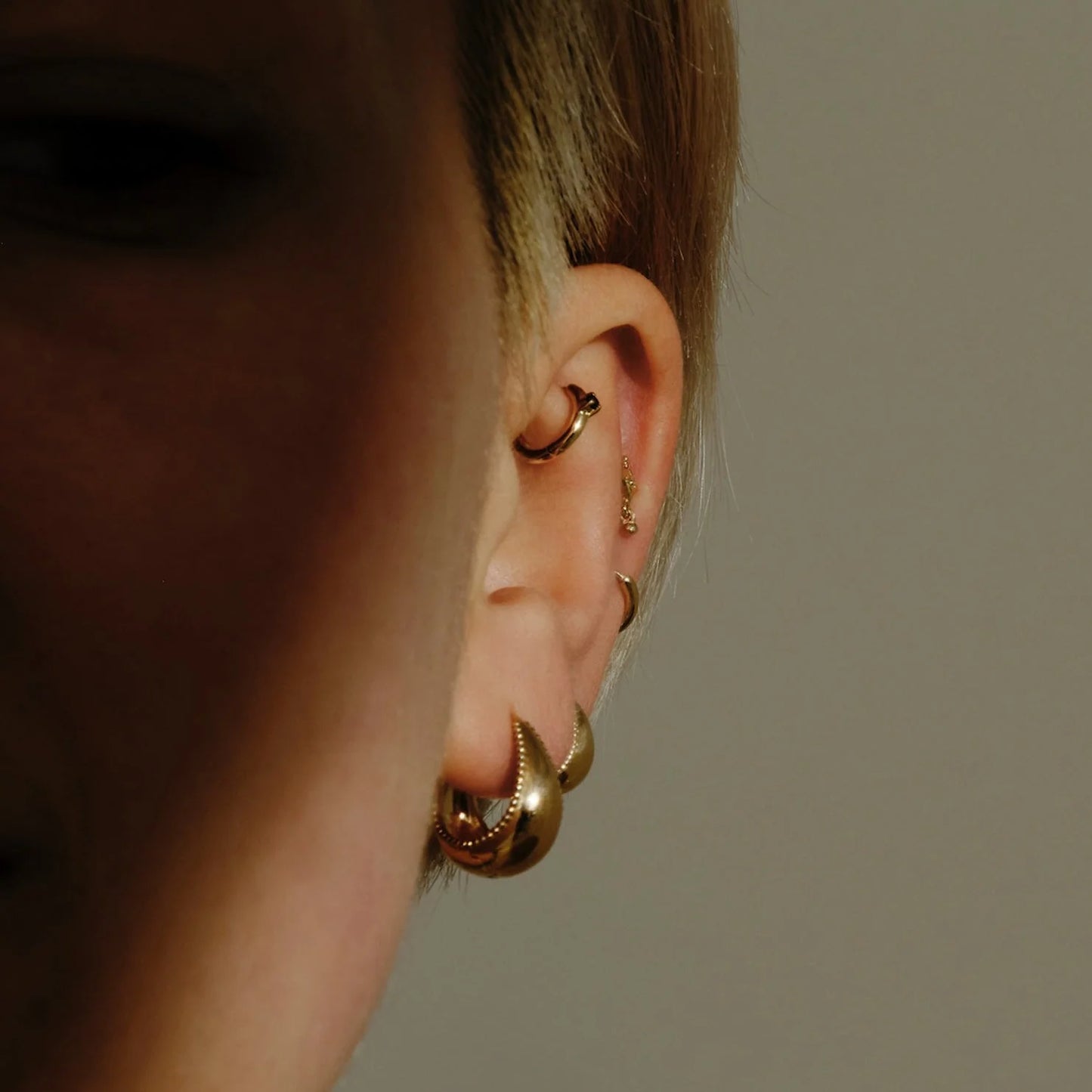 métier / dôme milgrain edged hoop earring - single