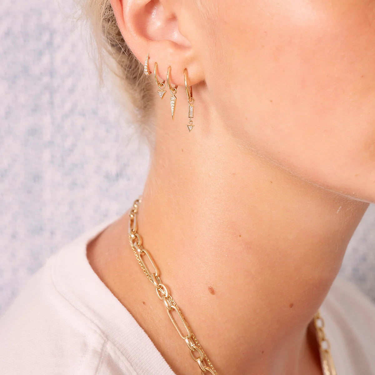 métier / short skinny point huggie hoop earring - single