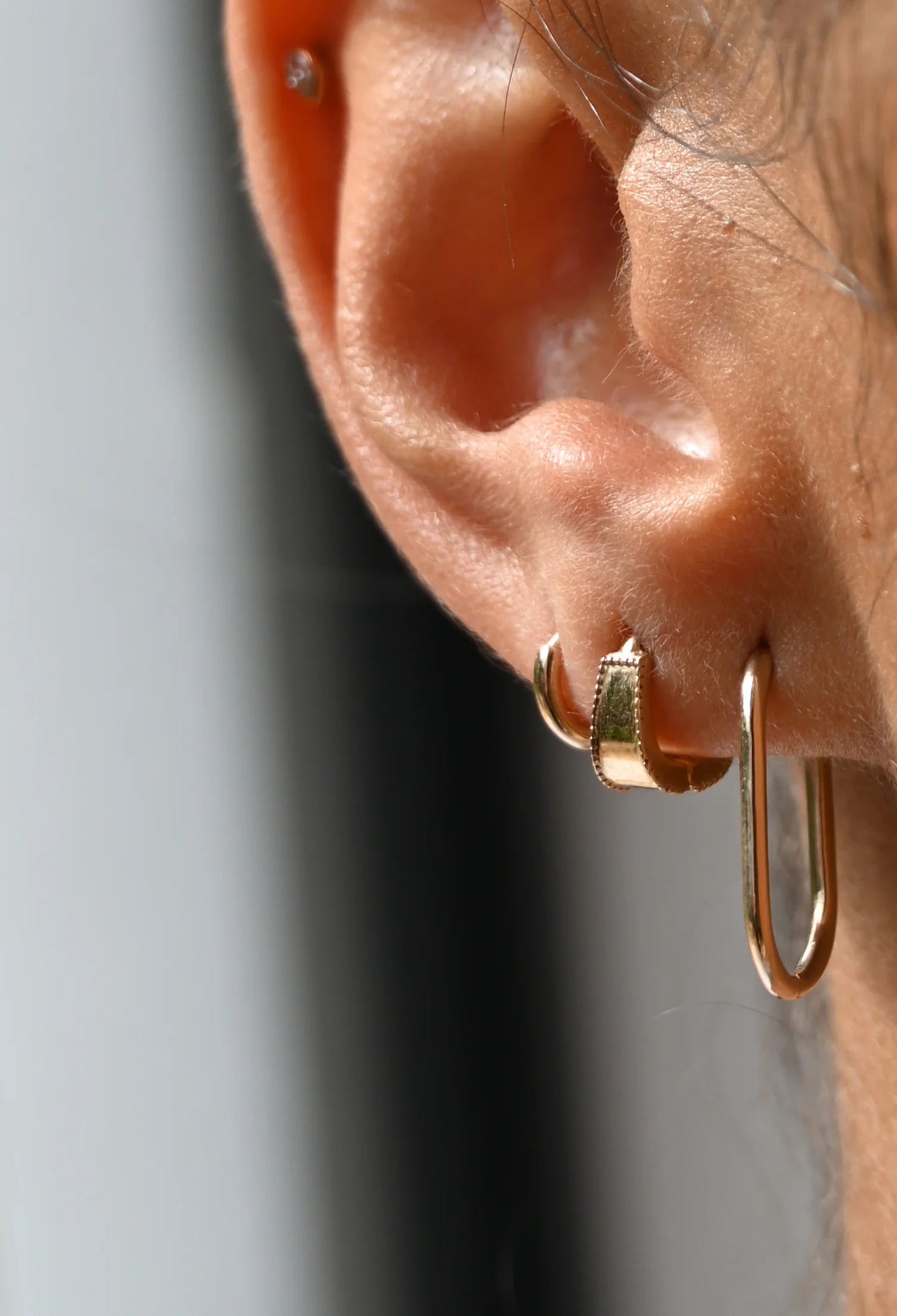 métier / oval clicker hoop earring - single