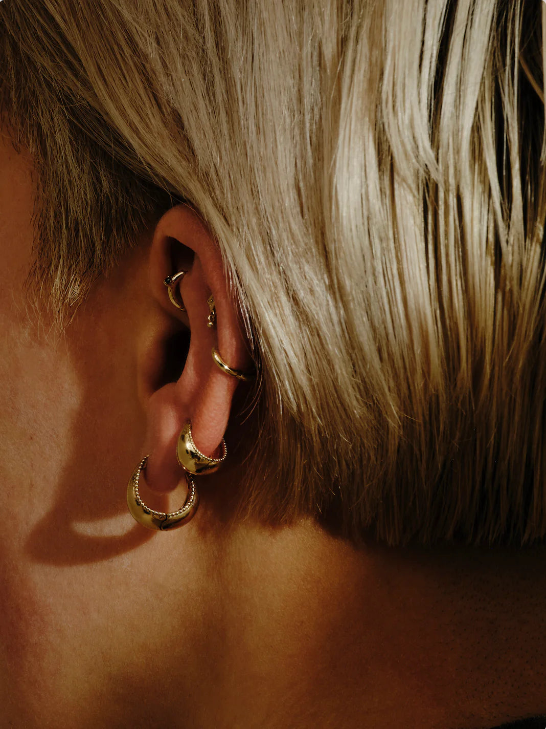 métier / dôme milgrain edged hoop earring - single